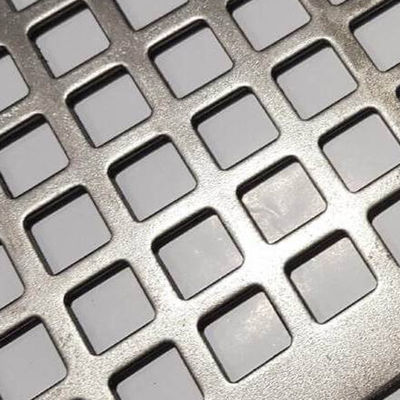 ステンレス鋼304 409L 0.6mm 0.8mm 2mm 厚さの穴を開けたシート パーソナライズされた長さの産業用アプリケーション